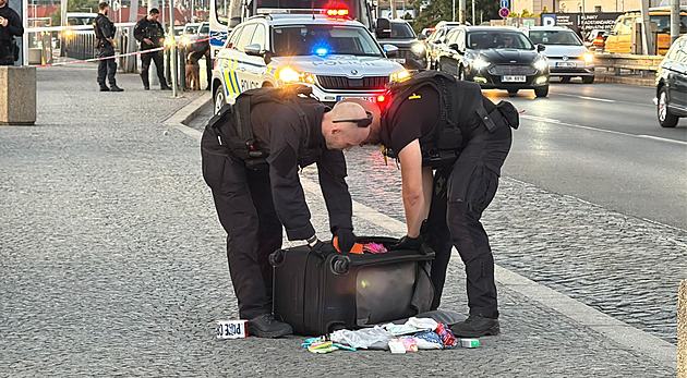 Policisté uzavřeli Wilsonovu ulici. K odloženému zavazadlu povolali pyrotechniky