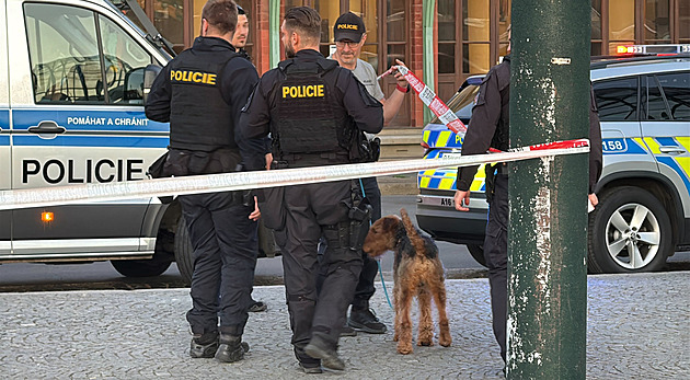Policisté uzavřeli Wilsonovu ulici. K odloženému zavazadlu povolali pyrotechniky