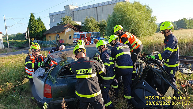 Sráka vlaku s osobním autem v Blovicích na Plzesku (30. ervna 2025)