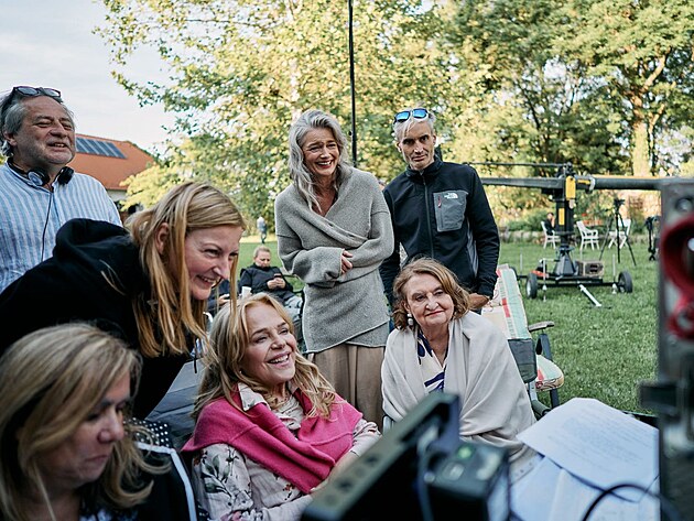 Dagmar Havlov�, Pavl�na Po��zkov� a Eva Holubov� p�i nat��en� filmu Bardotky