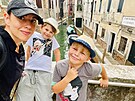 Kamila Zlatukov a jej synov v italskch Bentkch bhem jejich cest Evropou