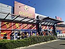Ped outletem Lidl v Olomouci se vine dlouh fronta.