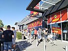 Ped outletem Lidlu v Olomouci se vine dlouh fronta.