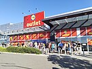 Ped outletem Lidlu v Olomouci se vine dlouh fronta.