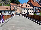 Autm stop! V Krumlov u mus centrem turist s kufry pky