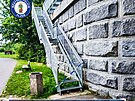Zlodj ukradl schody k vyhldce u eky Radbuzy v Plzni na Slovanech.