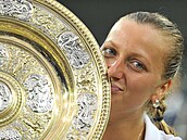 Petra Kvitová s trofejí wimbledonské vítzky v roce 2014.