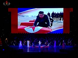 Severokorejský vůdce Kim Čong-un drží vlajku na rakvi vojáka na videu při...