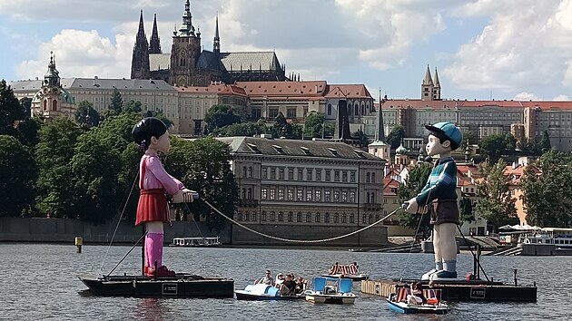 Promo na 3. adu serilu Squid Game. V Praze na Vltav vyrostly dv ob sochy se vihadlem. (29. ervna 2025)