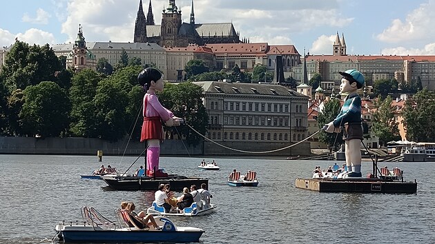 Promo na 3. adu serilu Squid Game. V Praze na Vltav vyrostly dv ob sochy se vihadlem. (29. ervna 2025)