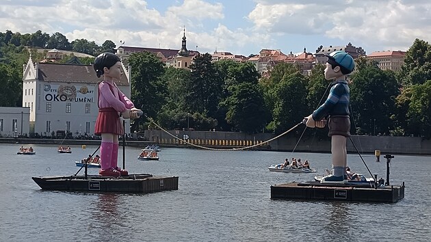 Promo na 3. adu serilu Squid Game. V Praze na Vltav vyrostly dv ob sochy se vihadlem. (29. ervna 2025)