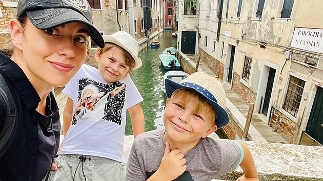Kamila Zlatukov a jej synov v italskch Bentkch bhem jejich cest Evropou