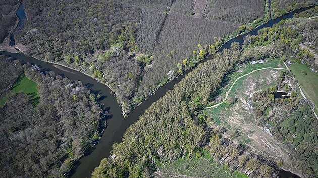 Budouc� chr�n�n� krajinn� oblast Soutok u B�eclavi. Soutok �eky Moravy (zprava dol�) a �eky Dyje (vlevo).