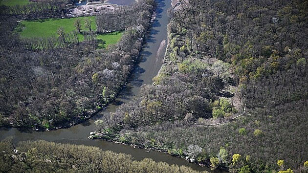 Budouc� chr�n�n� krajinn� oblast Soutok u B�eclavi. Soutok �eky Moravy (zprava doleva) a �eky Dyje (shora).