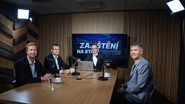 Hosty poadu Kulat stl na tma zajitn na st jsou (zleva) produktov editel investin platformy Portu Martin Luek, generln editel Patria Finance Richard Podpiera a vpravo produktov editel NN pojiovny a penzijn spolenosti Michal Korejs. Poad moderuje Vladimr Vokl. (2. ervence 2025)