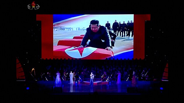 Severokorejsk� v�dce Kim �ong-un dr�� vlajku na rakvi voj�ka na videu p�i p�edstaven� v severokorejsk�m Pchjongjangu. Sn�mek je po��zen z videa. (29. �ervna 2025)