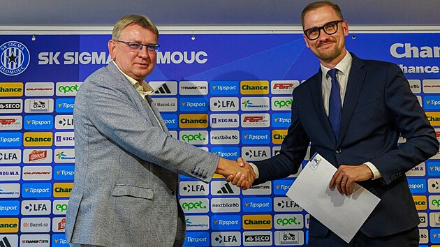 Majitel holdingu Sigma Milan imonovsk (vlevo) podepisuje smlouvu o koupi akci fotbalovho klubu Sigma Olomouc s pedsedou spolku Sigma M Jakubem Beneem.