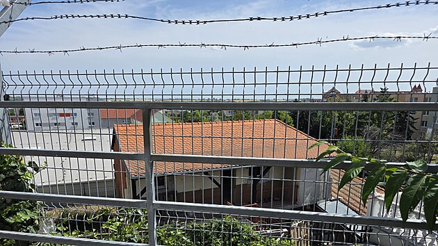 Znojemsk dm, na jeho romsk obyvatele si mstn stuj kvli nepodku, zpachu a hluku. (erven 2025)