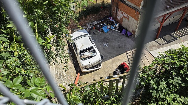 Znojemsk dm, na jeho romsk obyvatele si mstn stuj kvli nepodku, zpachu a hluku. (erven 2025)