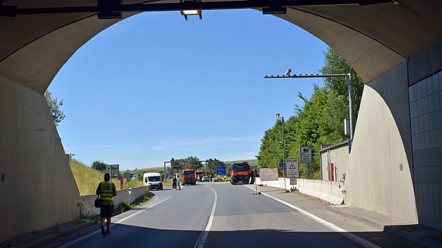 Jihlavsk tunel, kterm denn projede 14 tisc vozidel, se na cel letn przdniny uzavel. Spolu s st obchvatu ho editelstv silnic a dlnic nech opravit. Hned v prvn den uzavrky zaali zhotovitel demontovat zazen, je s provozem tunelu souvisej.