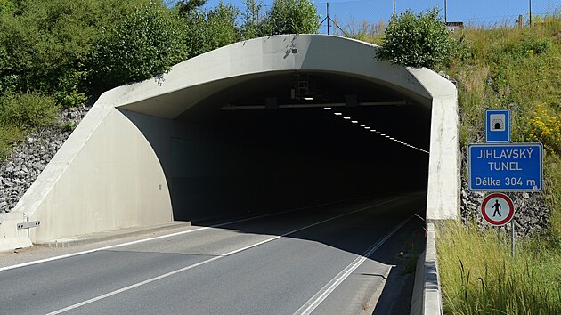 Jihlavsk tunel, kterm denn projede 14 tisc vozidel, se na cel letn przdniny uzavel. Spolu s st obchvatu ho editelstv silnic a dlnic nech opravit. Hned v prvn den uzavrky zaali zhotovitel demontovat zazen, je s provozem tunelu souvisej.