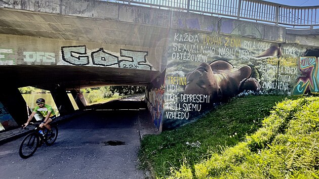 Pouh ti dny vydrel na Most U Soutoku v Hradci Krlov nepokozen mural dvky od streetartovho umlce JW Mind Strike. Nov pibyly npisy, kter poukazuj na sexuln nsil pchan na ench. (30. ervna 2025)