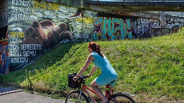 Pouh ti dny vydrel na Most U Soutoku v Hradci Krlov nepokozen mural dvky od streetartovho umlce JW Mind Strike. Nov pibyly npisy, kter poukazuj na sexuln nsil pchan na ench. (30. ervna 2025)