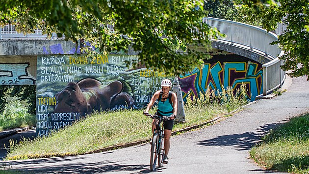 Pouh ti dny vydrel na Most U Soutoku v Hradci Krlov nepokozen mural dvky od streetartovho umlce JW Mind Strike. Nov pibyly npisy, kter poukazuj na sexuln nsil pchan na ench. (30. ervna 2025)