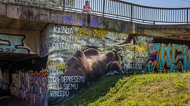 Pouh ti dny vydrel na Most U Soutoku v Hradci Krlov nepokozen mural dvky od streetartovho umlce JW Mind Strike. Nov pibyly npisy, kter poukazuj na sexuln nsil pchan na ench. (30. ervna 2025)