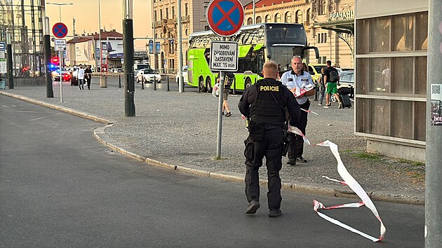 Policist kvli podezelmu zavazadlu uzaveli obousmrn Wilsonovu ulici u Hlavnho ndra v Praze. (30. ervna 2025)