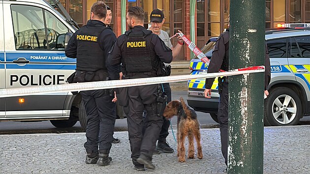 Policist kvli podezelmu zavazadlu uzaveli obousmrn Wilsonovu ulici u Hlavnho ndra v Praze. (30. ervna 2025)
