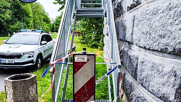 Zlodj ukradl schody k vyhldce u eky Radbuzy v Plzni na Slovanech.