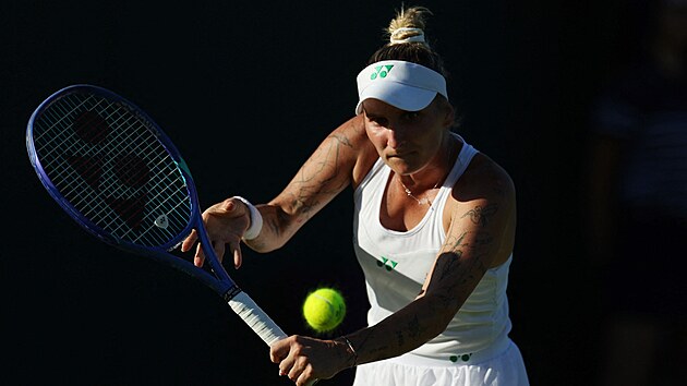 Mark�ta Vondrou�ov� v prvn�m kole Wimbledonu.
