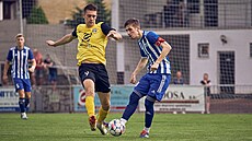 Momentka z tetiligového zápasu fotbalist Rosic (v lutém) proti Zlínsku....