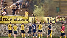 Radost fotbalist Rosic a jejich fanouk po vítzství nad Zlínskem. (erven...