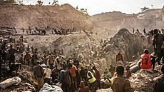O tohle se bojuje[. Snímek afrického ilegálního dolu kobaltu, který pat�í ke...