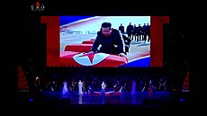 Severokorejský vůdce Kim Čong-un drží vlajku na rakvi vojáka na videu při...