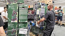 Nákupní �ílenství v outletu spole�nosti Lidl v Olomouci. (30. �ervna 2025)