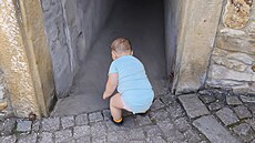 Nkteré prostory jsou opravdu temné. Mobil i baterka se hodí.