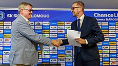 Majitel holdingu Sigma Milan imonovský (vlevo) podepisuje smlouvu o koupi...