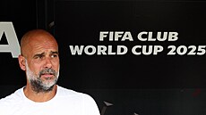 Pep Guardiola na st�ída�ce Manchesteru City na mistrovství sv�ta klub�.