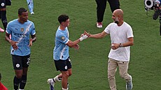 Pep Guardiola si podává ruku s Philem Fodenem po výh�e nad Juventusem.