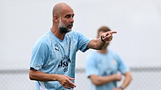 Pep Guardiola na tréninku fotbalist� Manchesteru City.