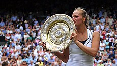 Petra Kvitová s trofejí wimbledonské vítzky v roce 2011.