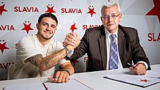 ecký reprezentant Christos Zafeiris (vlevo) po podpisu nové smlouvy se...