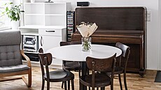 Výb�r nábytku je kombinací starého a nového. Jsou pou�ity jak nové vestav�né...