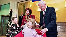 Václav Klaus a Livia Klausová s vnouaty Vojtchem a Kateinou po návtv kina...