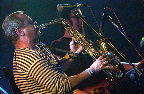 Karel Malík ze skupiny Echt! pi vystoupení na festivalu Zimní Rock for People,...