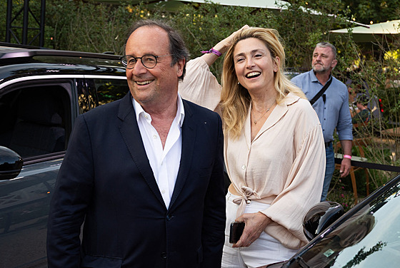François Hollande a jeho manelka Julie Gayet (23. ervna 2025)