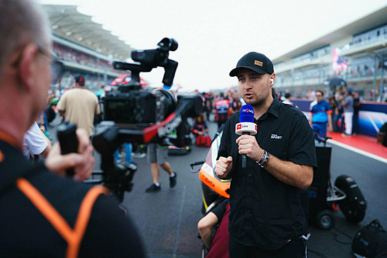 Karel Abraham jako televizní reportér. Od roku 2025 vede projekt MotoGP na...
